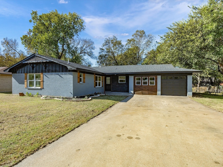 1509 Lyndale Dr, Ennis, TX 75119 - photo 1