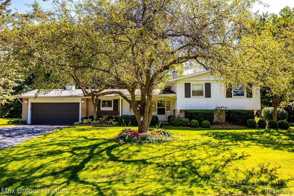 6951 Pine Eagle Ln, West Bloomfield, MI 48322 - photo 1