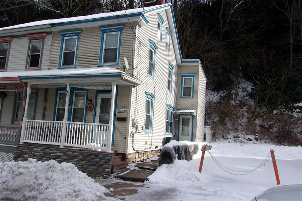 Front view of 313 West Broadway