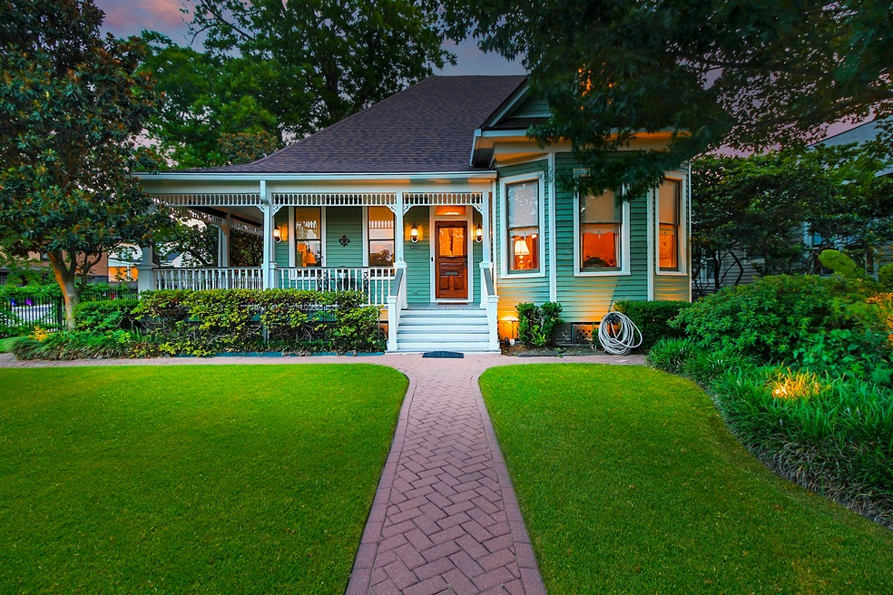 1301 Arlington St, Houston, TX 77008 - photo 1