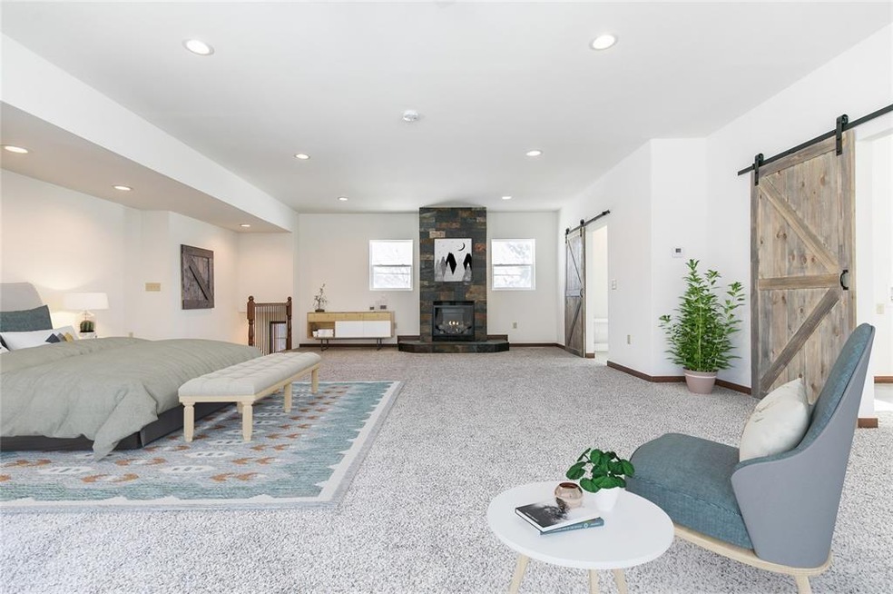 2262 C St SW, Cedar Rapids, IA 52404 - photo 1