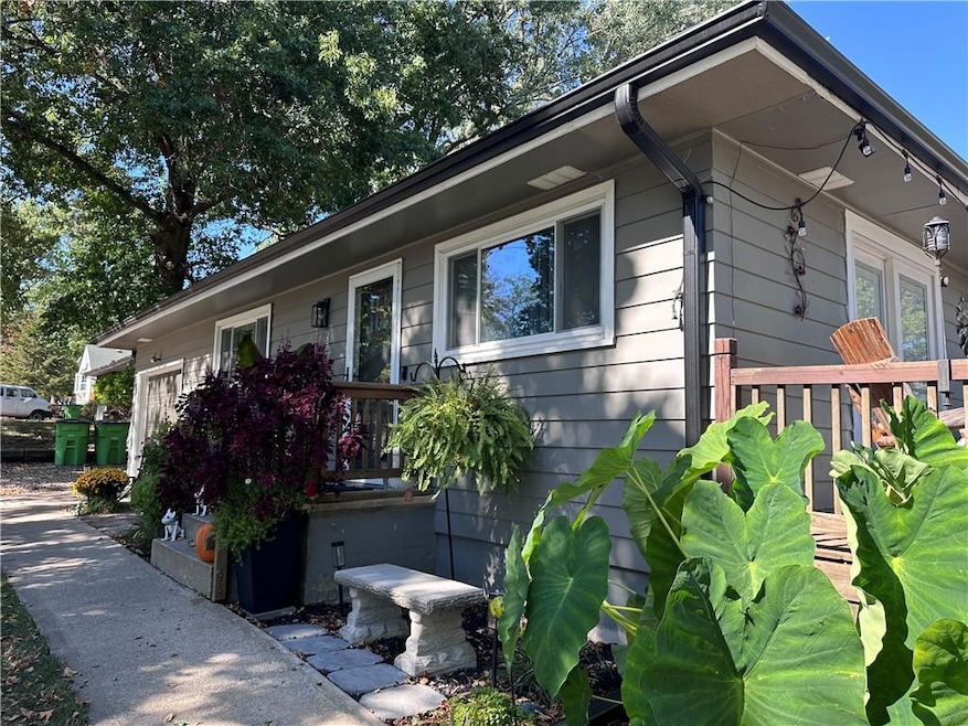 702 Newton St, Baldwin City, KS 66006 - photo 1