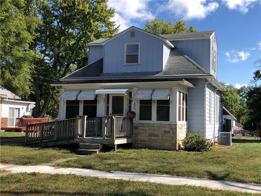 620 W 3rd St S, Newton, IA 50208 - photo 1