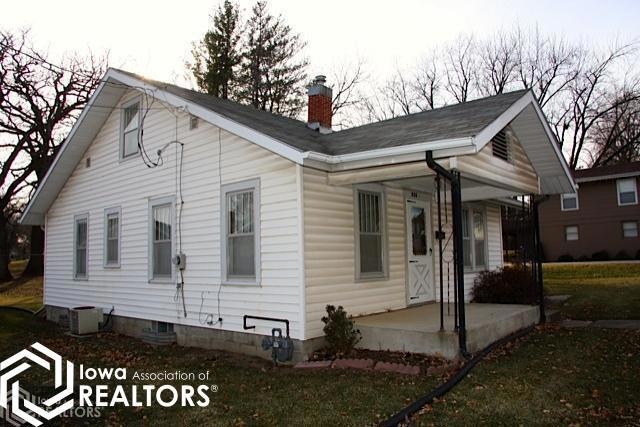 309 S 8th Ave W, Newton, IA 50208 - photo 1