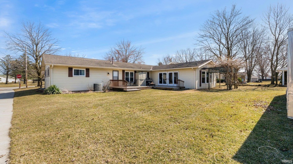 124 Windsor Dr, Churubusco, IN 46723 - photo 1