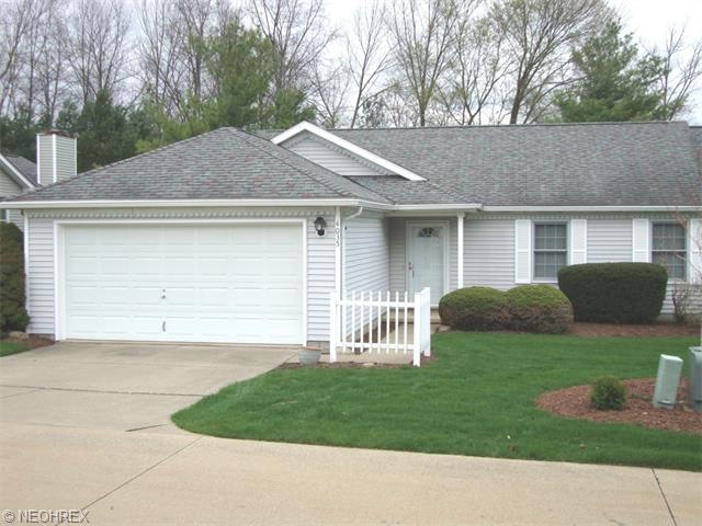 Well maintained end unit in a nice private neighbo