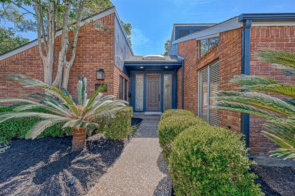 10203 Cedar Creek Dr, Houston, TX 77042 - photo 1