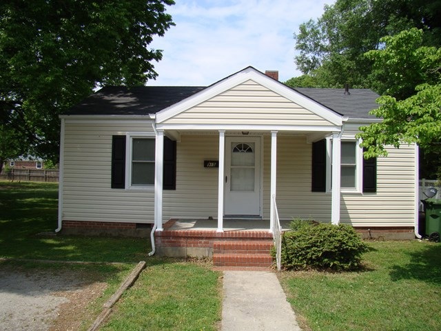 915 Oakley Ave, Roanoke Rapids, NC 27870 - photo 1