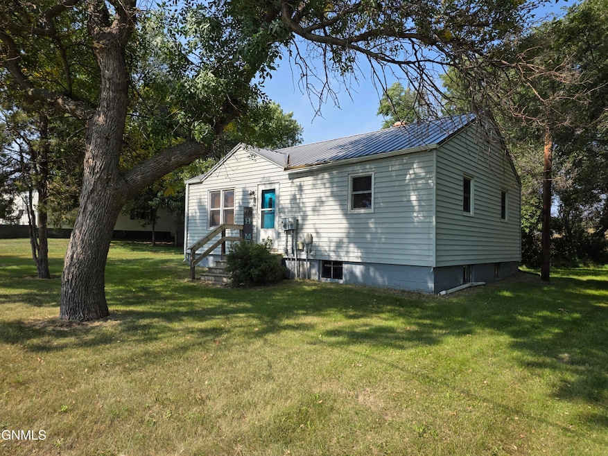 324 2nd Ave W, Flasher, ND 58535 - photo 1