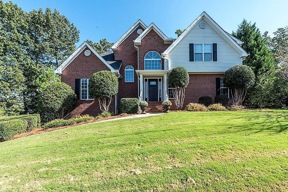 Low maintenance Brick and vinyl exterior, new sod 