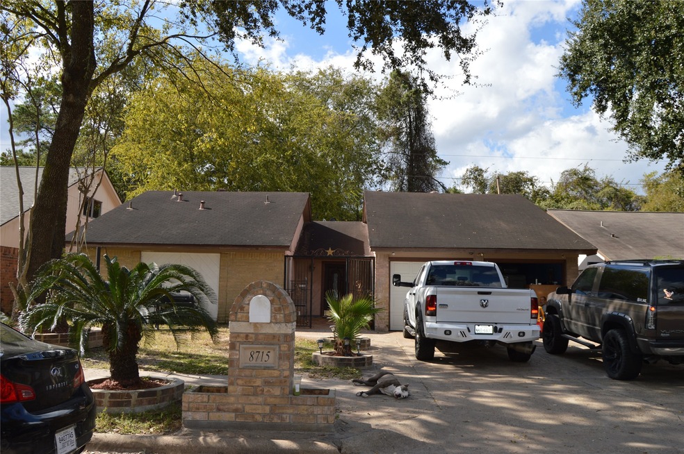 8715 Saratoga Forest Dr, Houston, TX 77088 - photo 1