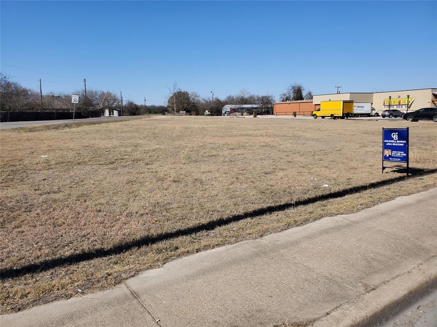428 W Kilpatrick St, Cleburne, TX 76033 - photo 1