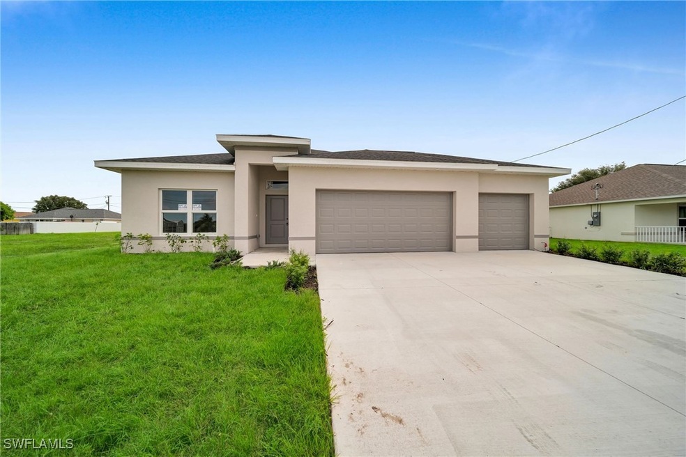View of front facade featuring a garage and a fron