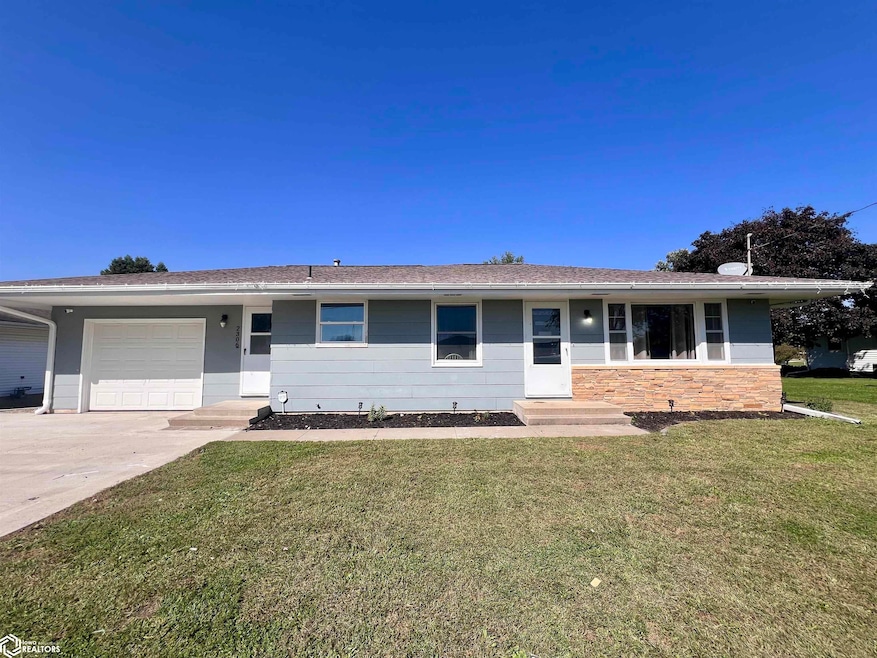 2306 15th Ave, Eldora, IA 50627 - photo 1