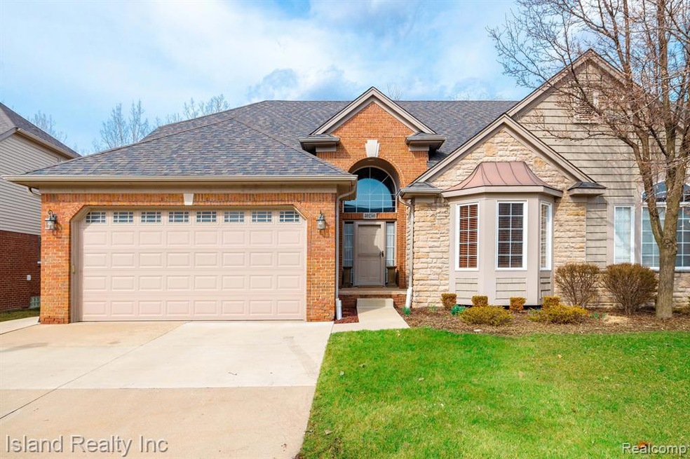 Condo in Warren, Mi with attached garage