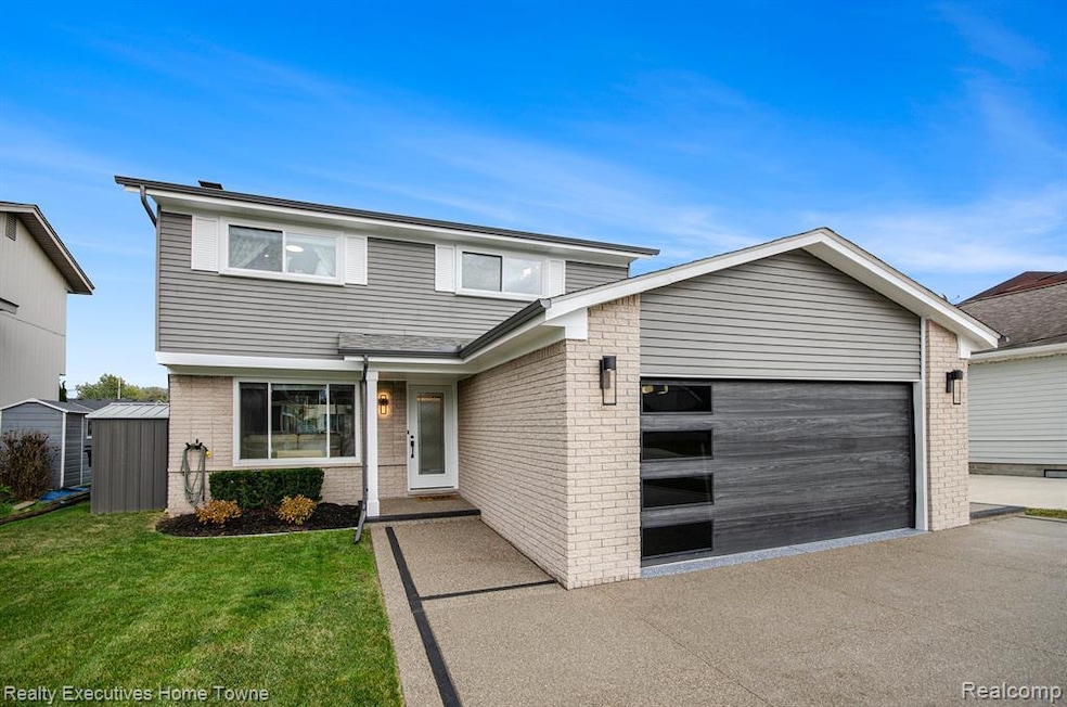 37762 Huron Pointe Dr, Harrison Township, MI 48045 - photo 1