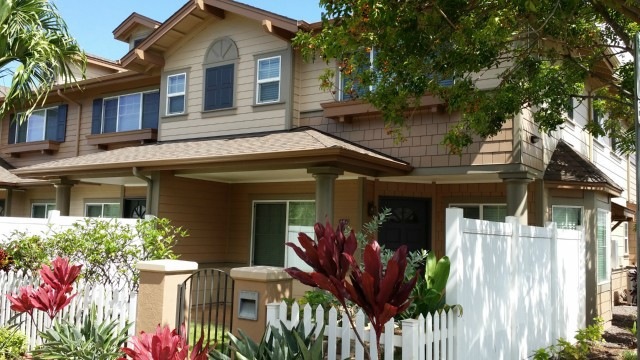 End unit with fenced/gated entry with covered lana