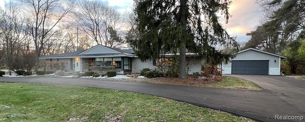 910 BlooMcRest Dr, Bloomfield Hills, MI 48304 - photo 1