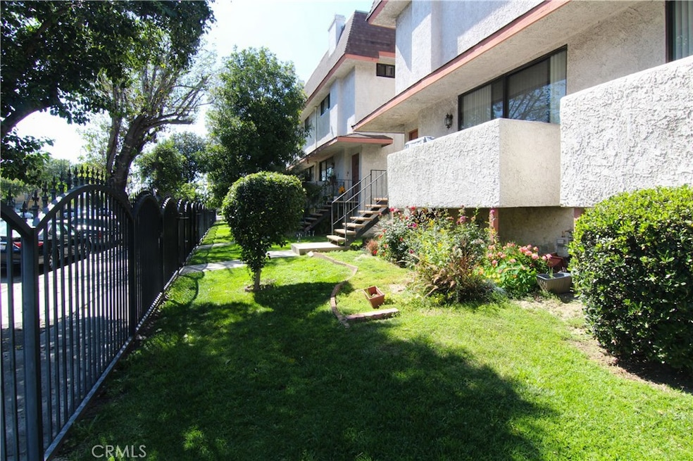 18425 Saticoy St unit 4, Reseda, CA 91335 - photo 1