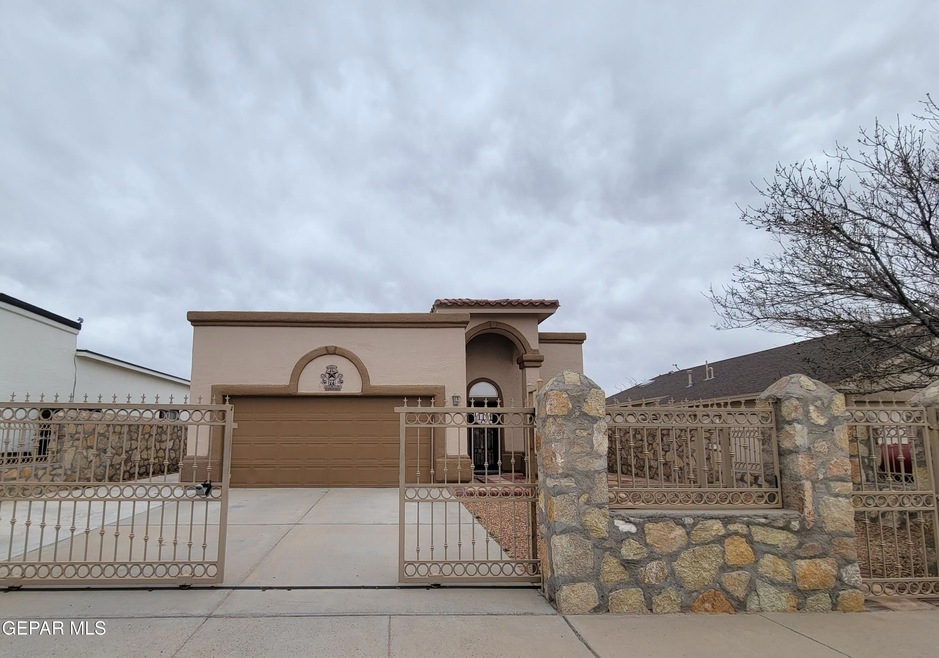 721 Desert Sage Dr, Horizon City, TX 79928 - photo 1