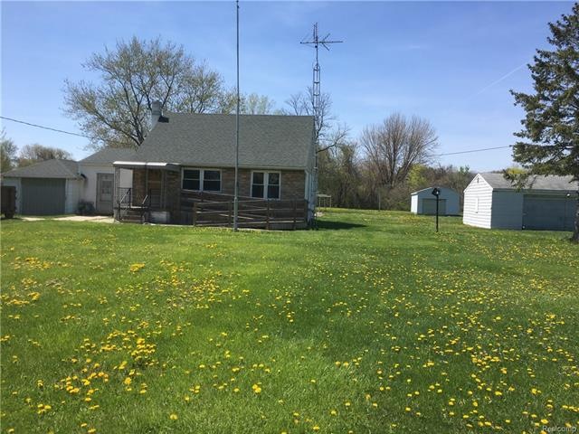 House, 3 Garages, Extra Lot