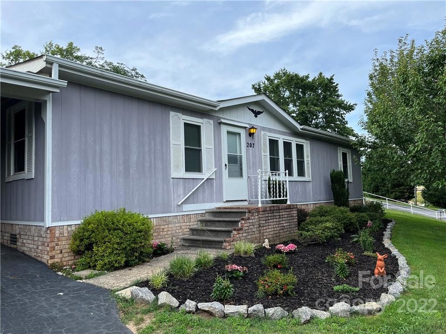 207 Cranbrook Cir, Hendersonville, NC 28792 - photo 1