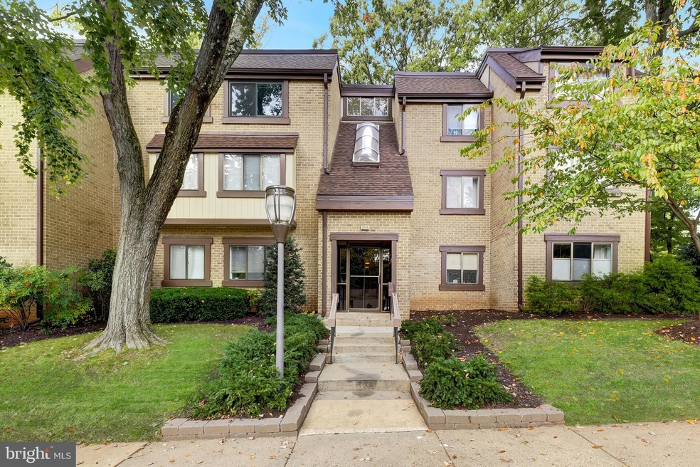 1646 Parkcrest Cir unit 300, Reston, VA 20190 - photo 1