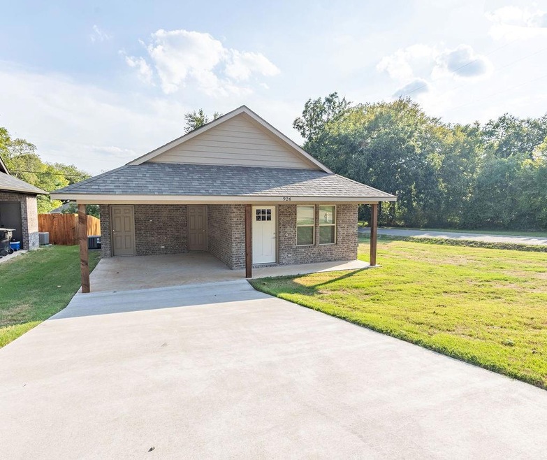 924 W Day St, Denison, TX 75020 - photo 1