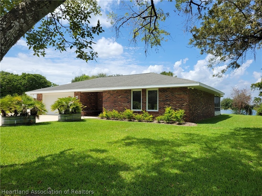 425 Lake Mirror Dr, Lake Placid, FL 33852 - photo 1