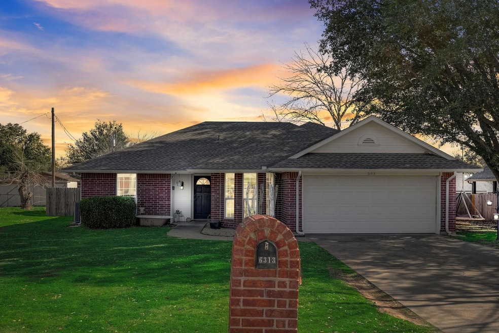 6313 Carrizo Dr, Granbury, TX 76049 - photo 1