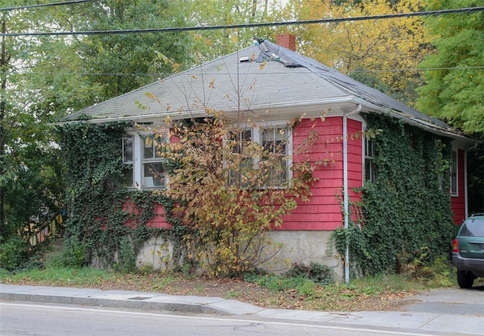 Warren. Centrally located cottage on an expansive