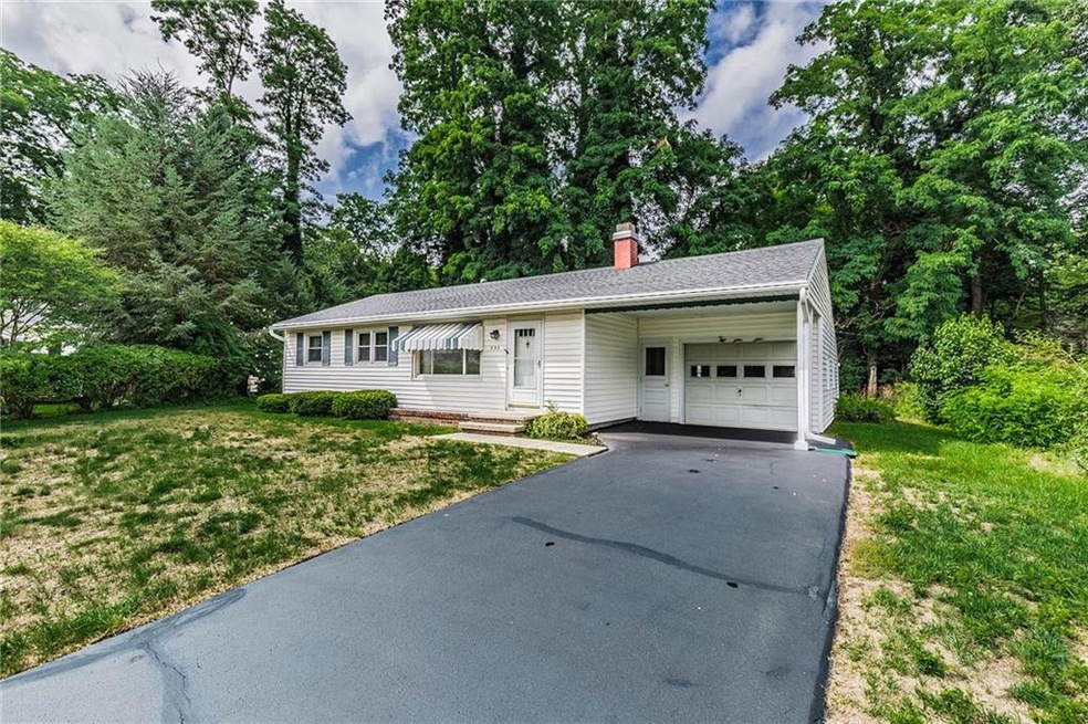WELCOME to 530 GLENVIEW COURT, West Webster!