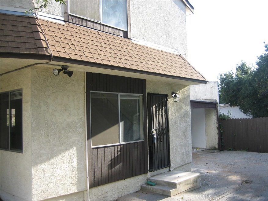 detached end unit, interior refinished with new floorings