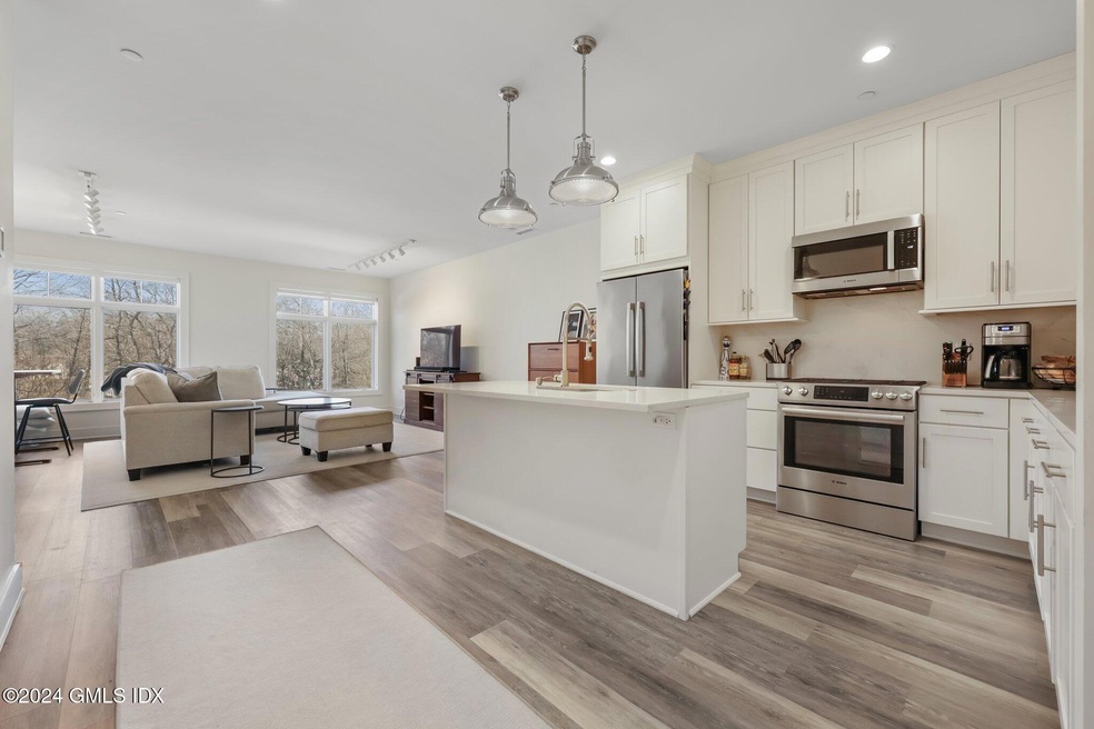 1381 E Putnam Ave unit 1, Old Greenwich, CT 06870 - photo 1