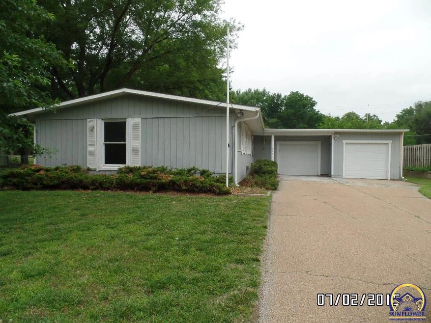 3996 SW 23rd St, Topeka, KS 66614 - photo 1