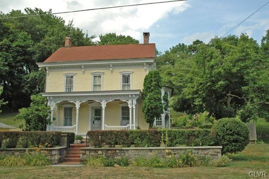 Well maintained 4 bedroom Farmhouse on 1.46 rollin