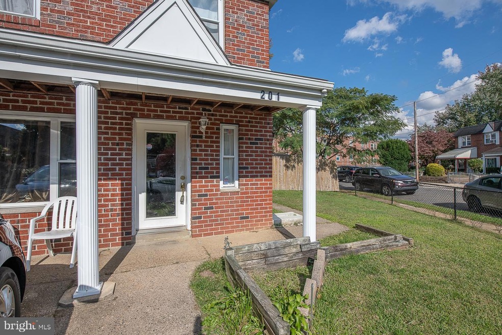 201 Londonderry Ln, Darby, PA 19023 - photo 1