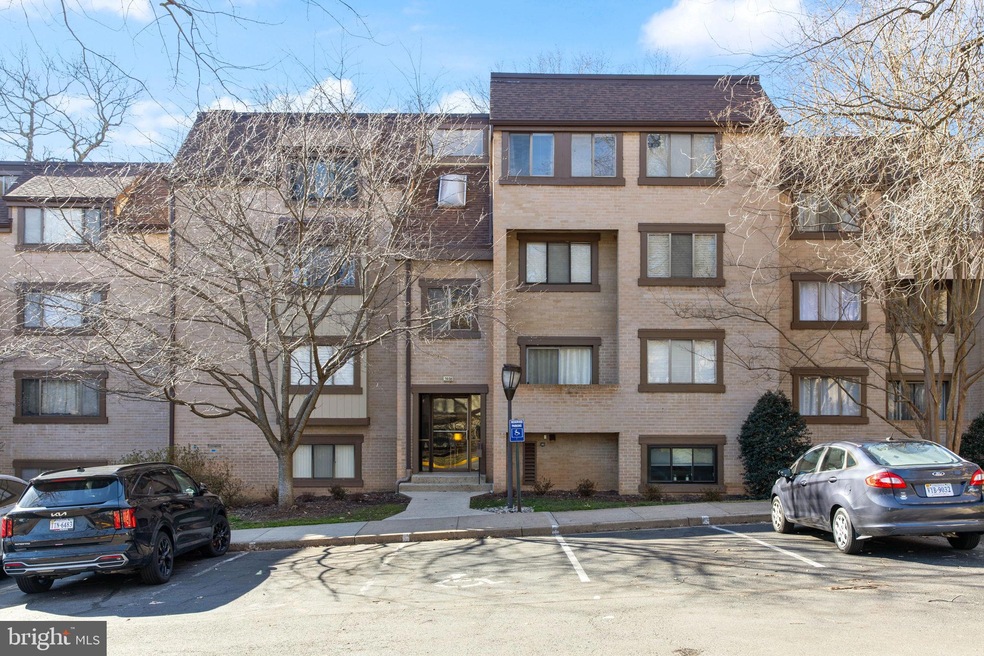 1658 Parkcrest Cir unit 400, Reston, VA 20190 - photo 1