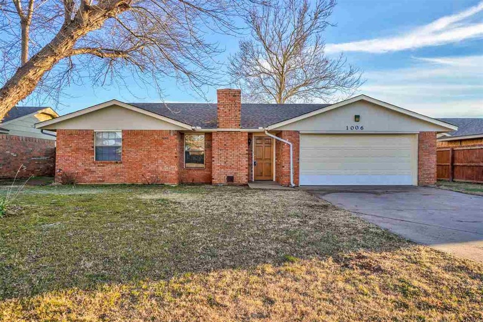 1006 W E Ave, Cache, OK 73527 - photo 1