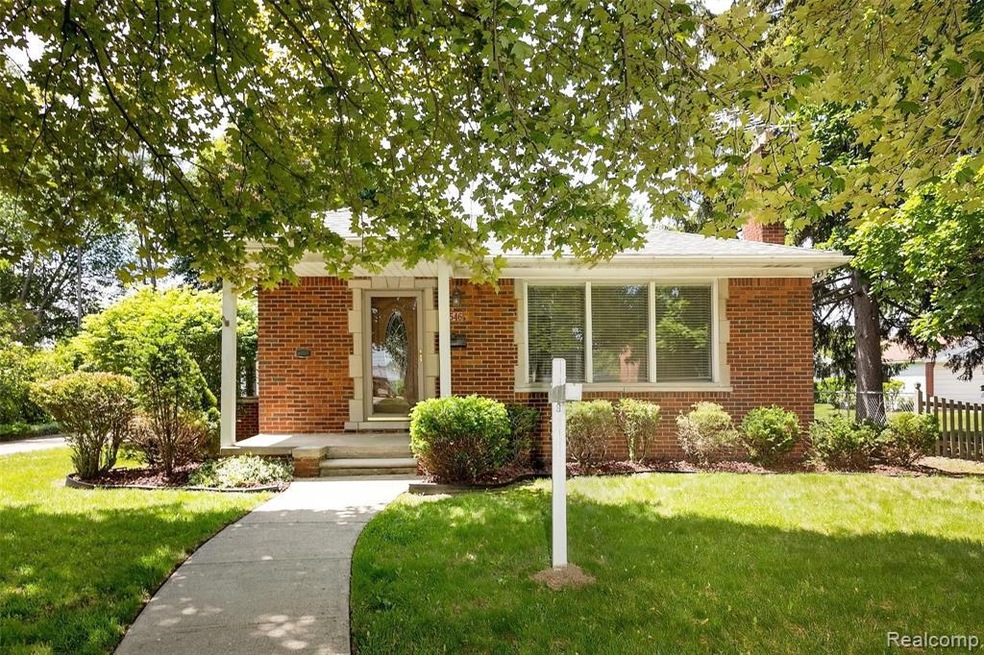 Welcome home to Winona Ave!