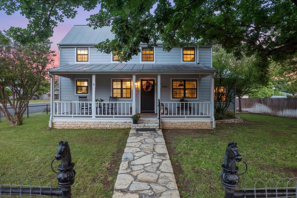 209 N Acorn St, Fredericksburg, TX 78624 - photo 1