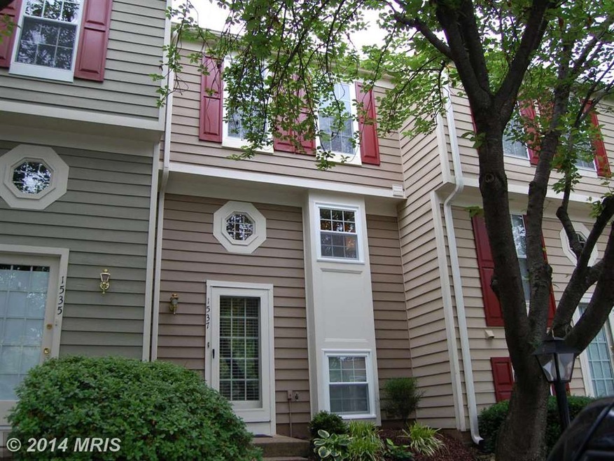 1537 Woodcrest Dr, Reston, VA 20194 - photo 1