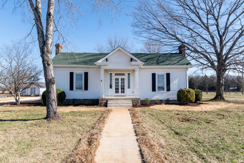 Beautifully renovated turn of the century Ranch on nearly a two acre lot located just 6 minutes from Henry Horton State Park.