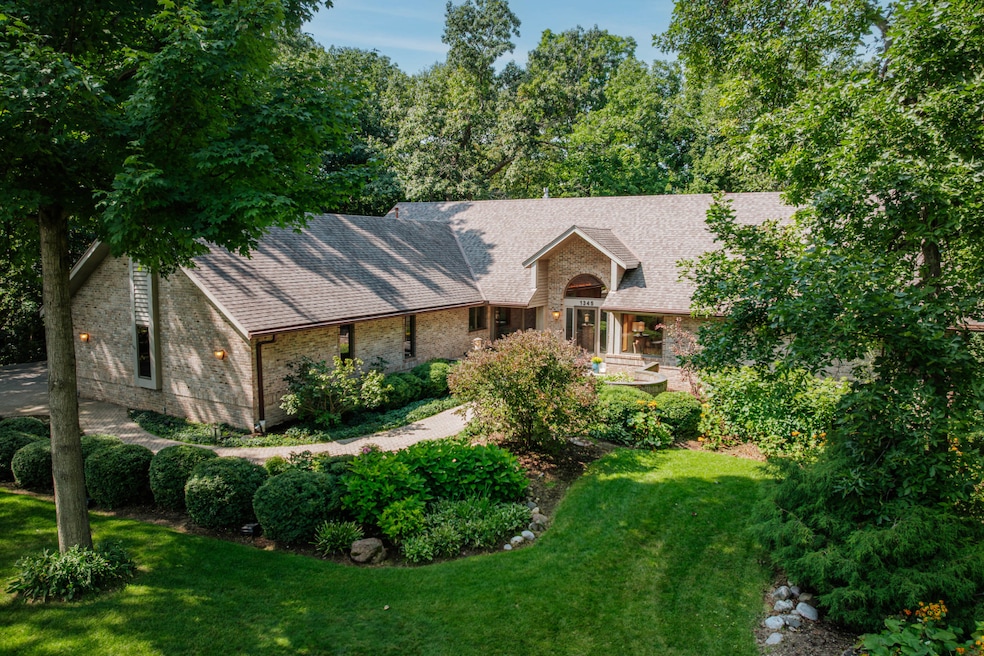 1345 Overlook Cir, Brookfield, WI 53045 - photo 1