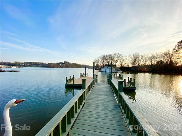 Your perfect place to call home!  Lake Hickory is 