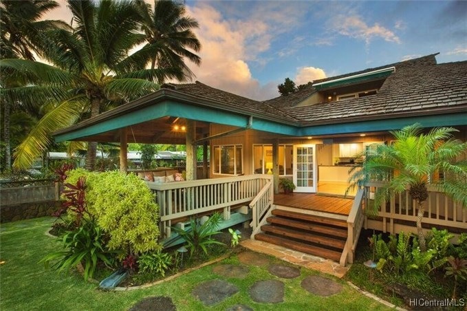 Front of house & deck to enjoy the ocean breezes.