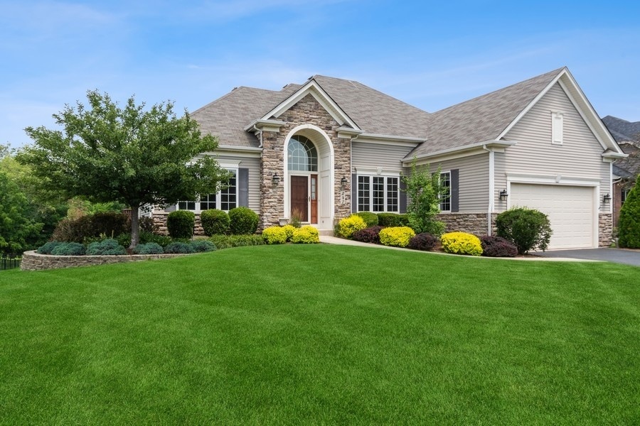 247 Johnson Woods Dr, Batavia, IL 60510 - photo 1