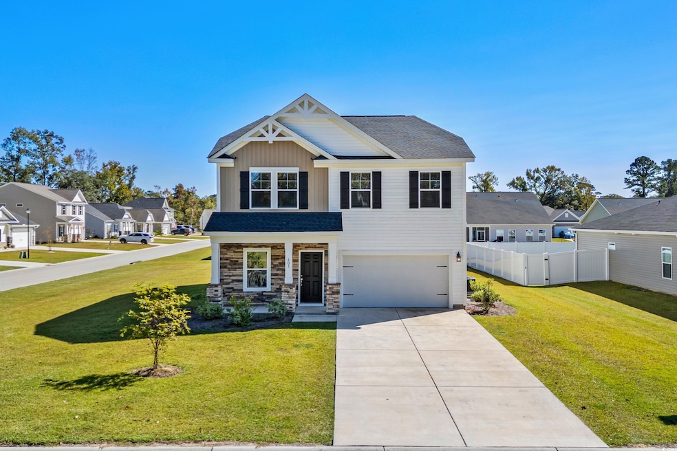 Craftsman-style house featuring a front yard and a