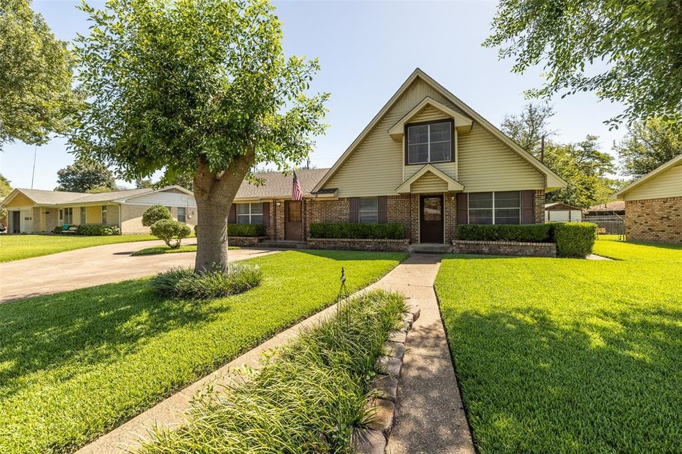 1604 Lyndale Dr, Ennis, TX 75119 - photo 1