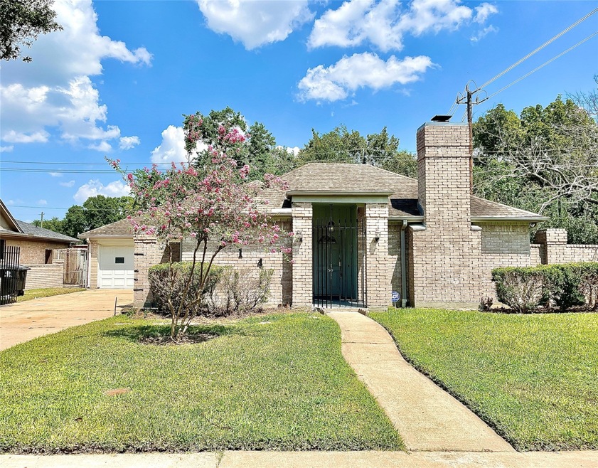 7814 Maple Tree Dr, Houston, TX 77088 - photo 1